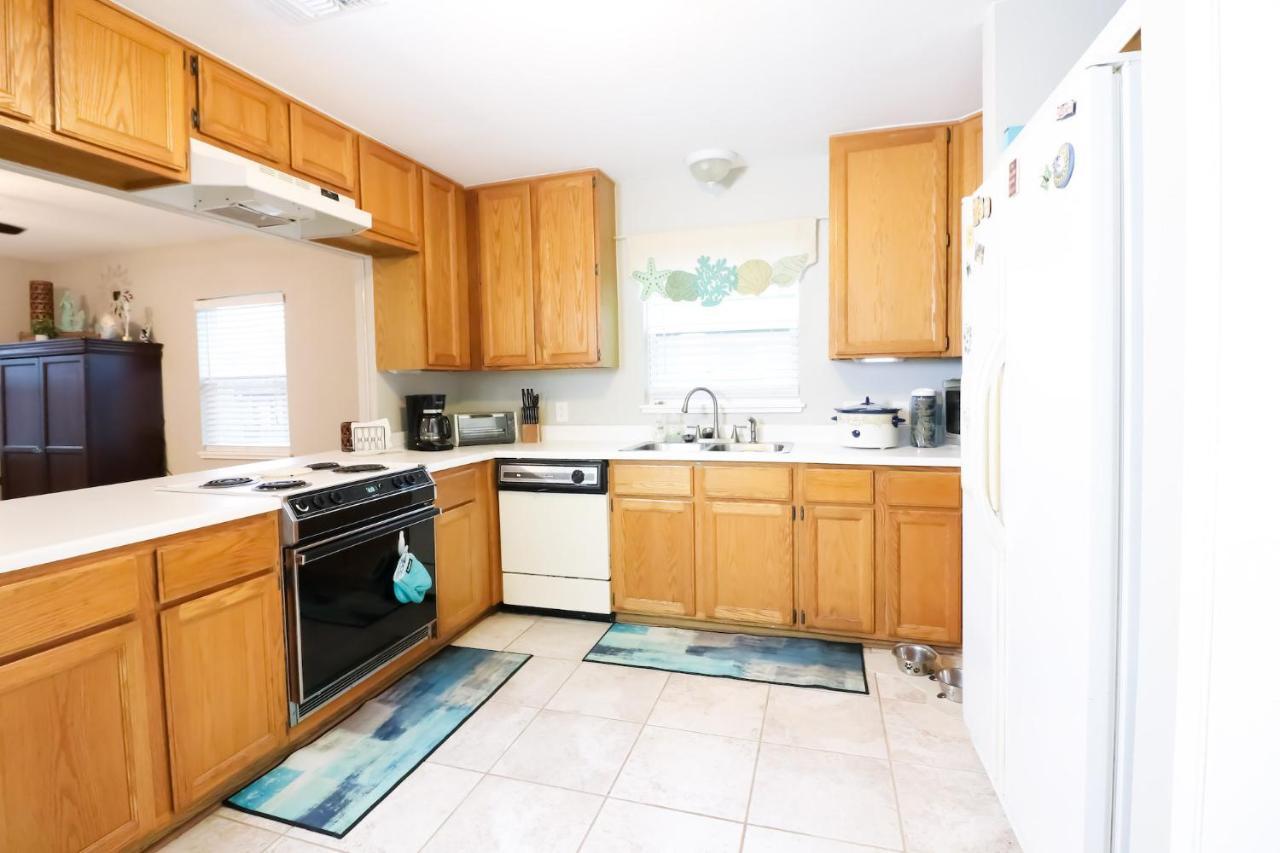 גלווסטון Sunny Daze Walk To Beach 2 Decks Pet Friendly Has A Mini Bar מראה חיצוני תמונה
